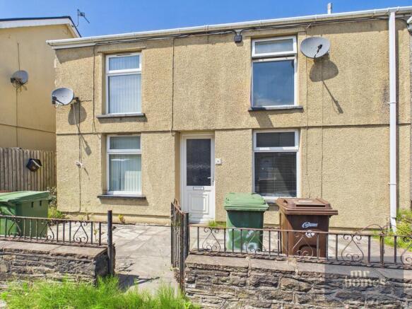 2 bed property, in High Street, £140,000