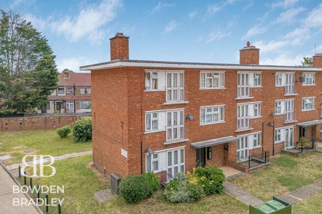 1 bed property, in Ilford Lane, £180,000