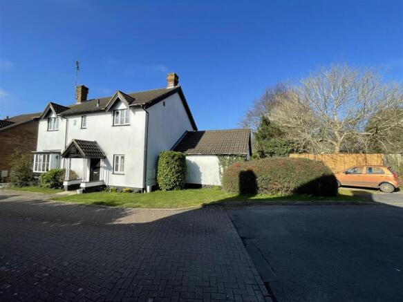 4 bed property, in Carisbrooke Park, £595,000