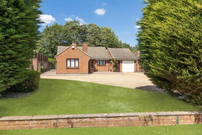 5 bed property, in Crick Road, £500,000