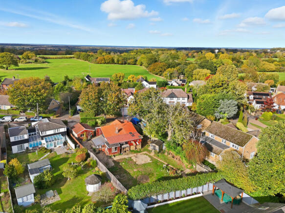 4 bed property, in Birch Lane, £750,000