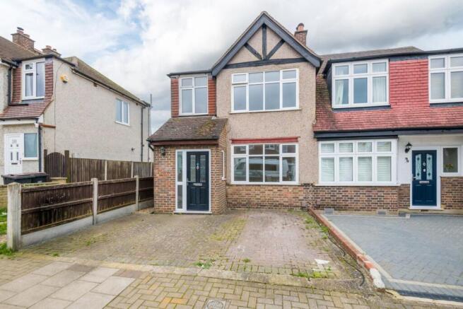 3 bed property, in Hillcrest Road, £450,000