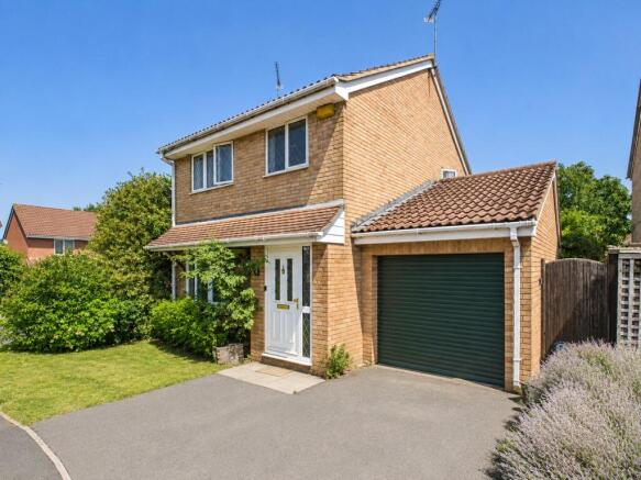 3 bed property, in Field View Drive, £425,000