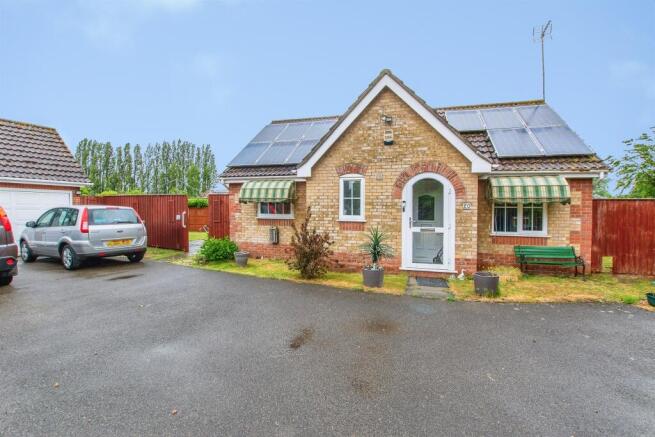 2 bed property, in Windmill Gardens, £200,000