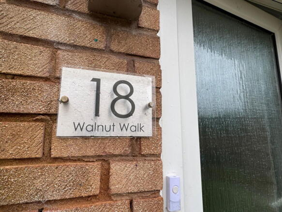 2 bed property, in Walnut Walk, £260,000