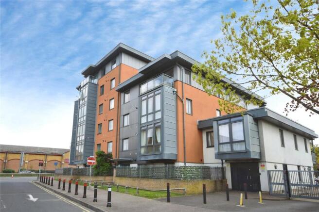 2 bed property, in Lynmouth Avenue, £230,000