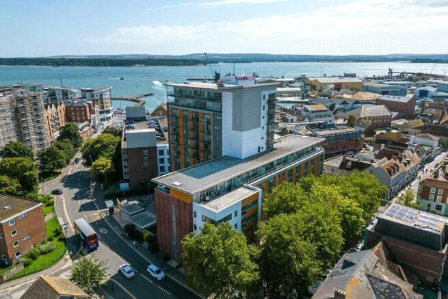 1 bed property, in Orchard Plaza, £165,000