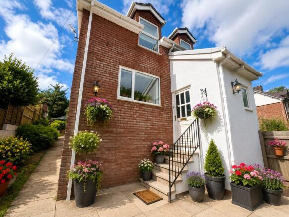 4 bed property, in Shute Hill, £375,000