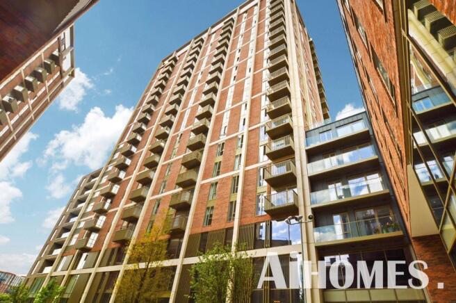 2 bed property, in Local Crescent, £265,000