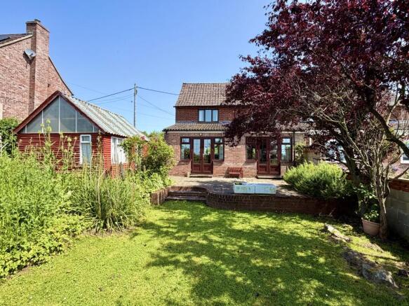 3 bed property, in Tockenhm, £495,000