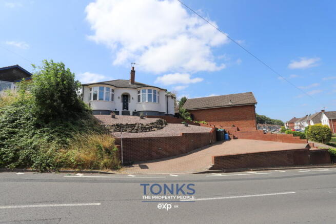 2 bed property, in Station Road, £325,000