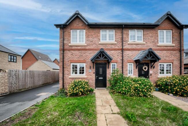 2 bed property, in Atkinson Close Shackleton Village, £290,000