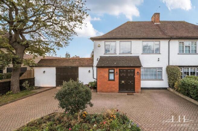 4 bed property, in Crossways, £900,000