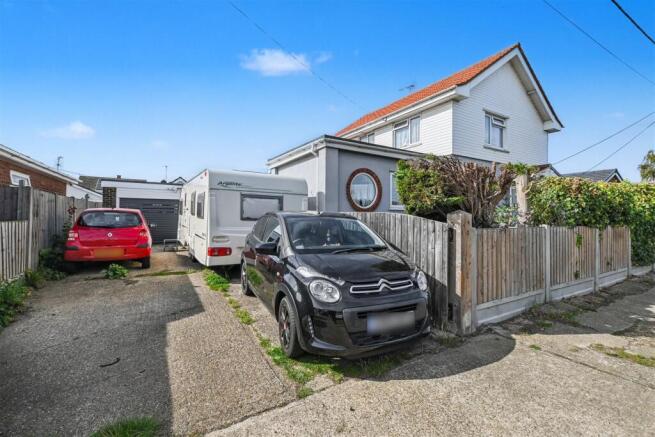 3 bed property, in Westcliff Gardens, £375,000