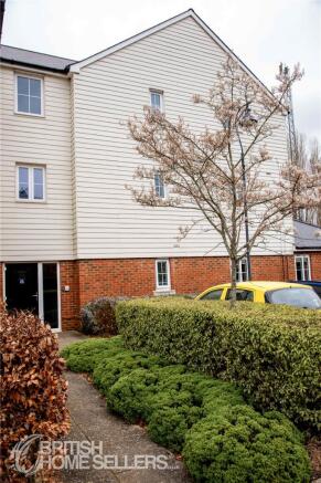2 bed property, in Priors Orchard, £240,000
