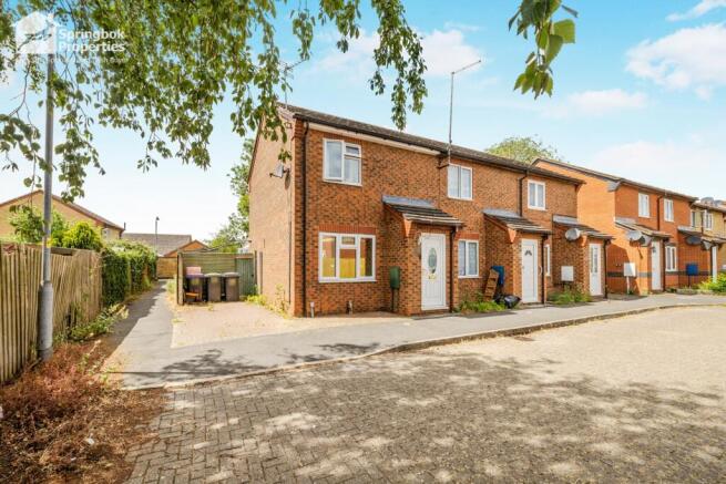 2 bed property, in Hunters Drive, £155,000