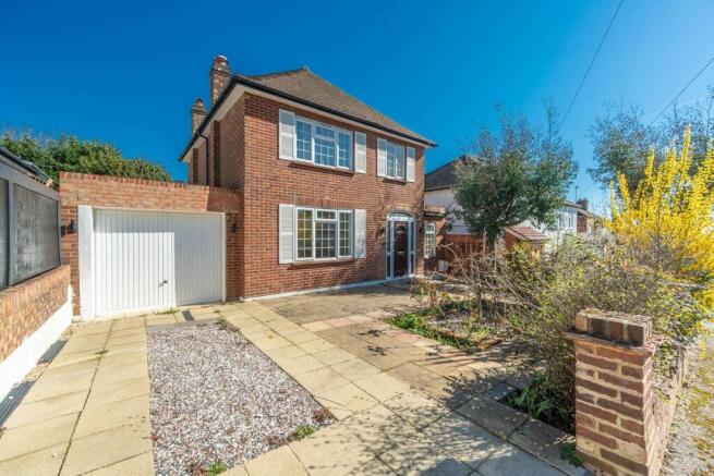 3 bed property, in Cranbourne Road, £895,000