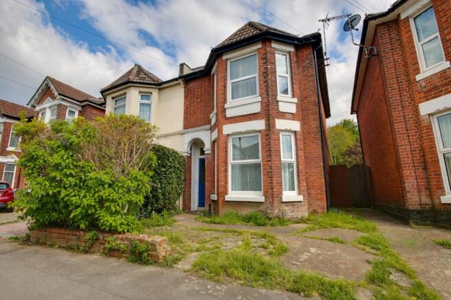 4 bed property, in BITTERNE PARK! POTENTIAL TO IMPROVE! CASH BUYERS ONLY!, £180,000