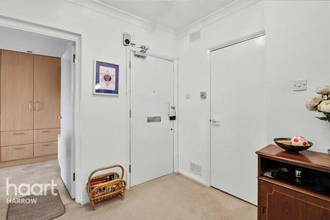 3 bed property, in Lodge Close, £495,000
