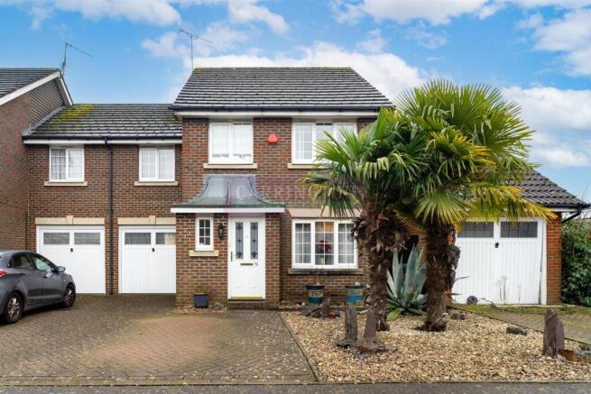 4 bed property, in Kensington Way, £649,950