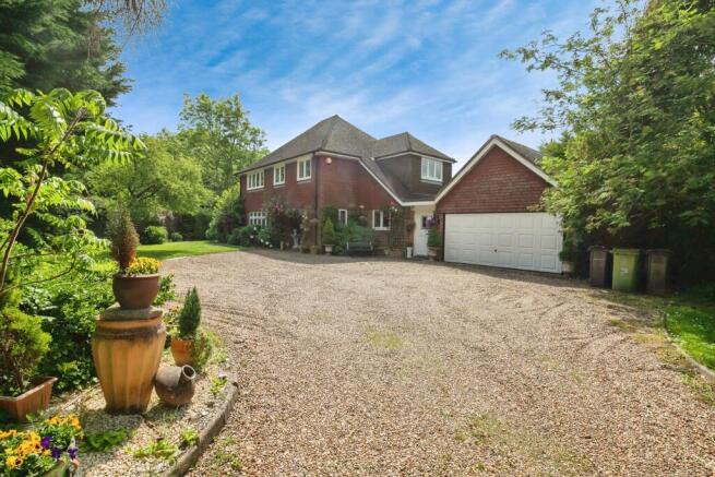 4 bed property, in Woodmans Green Road, £835,000