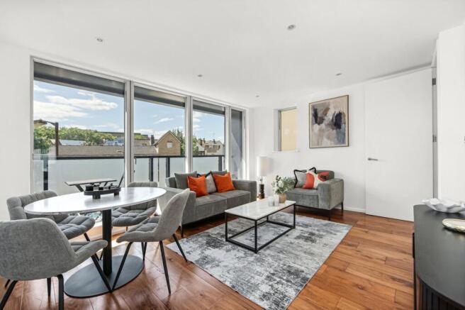 2 bed property, in Long Walk, £600,000