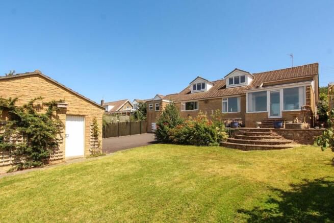 4 bed property, in Broadshard, £735,000