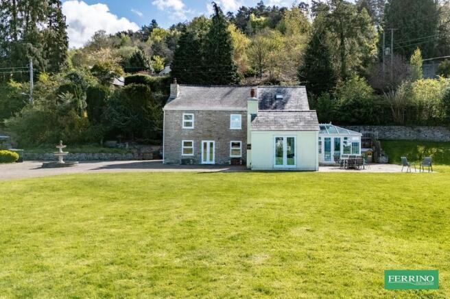 5 bed property, in Corner Road, £795,000