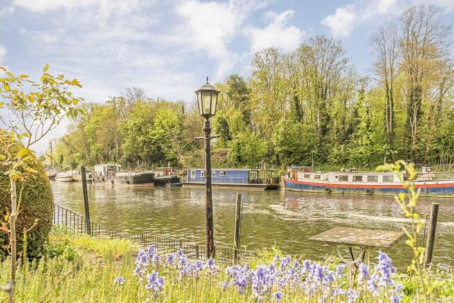 3 bed property, in Hampton Court Road, £1,025,000