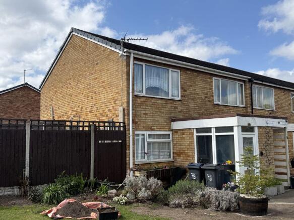 2 bed property, in Somerton Drive, £70,000