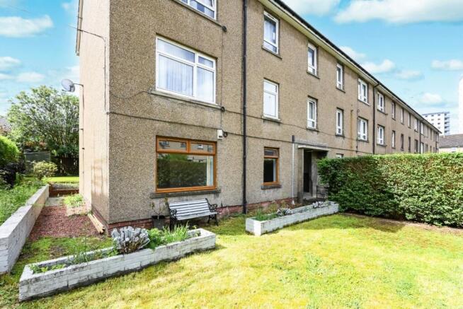 2 bed property, in Lansdowne Square, £60,000
