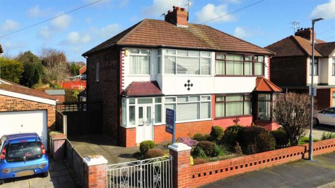 3 bed property, in Queens Drive, £230,000