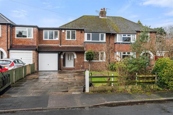 4 bed property, in Whitefield Close, £475,000