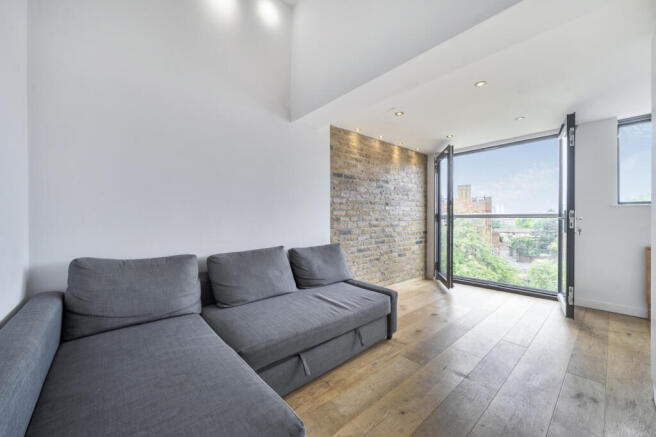 2 bed property, in New Cross Road, £375,000