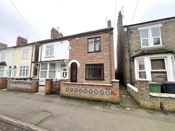 3 bed property, in Queens Walk, £240,000