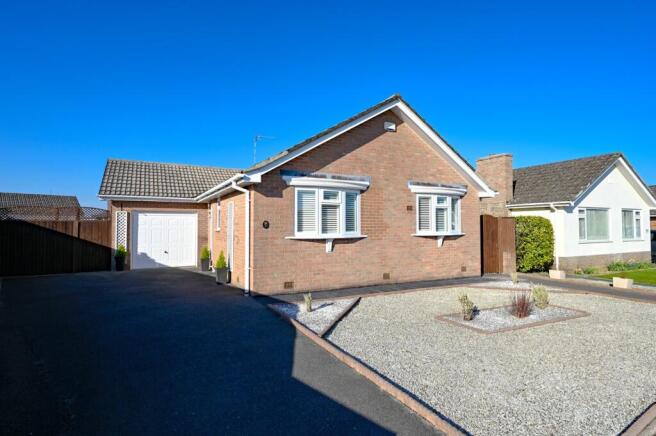 2 bed property, in Mimosa Avenue, £400,000