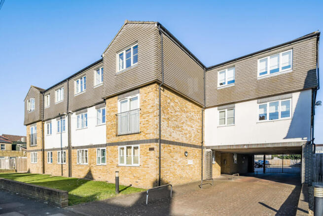 2 bed property, in Devonshire Road, £270,000