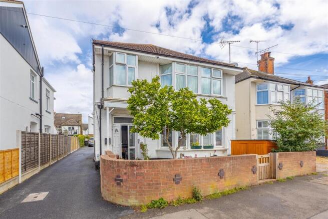 1 bed property, in Southbourne Grove, £160,000