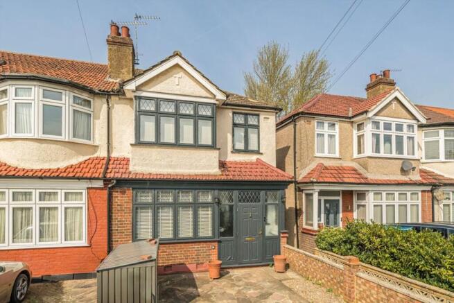 3 bed property, in Cranborne Avenue, £599,950