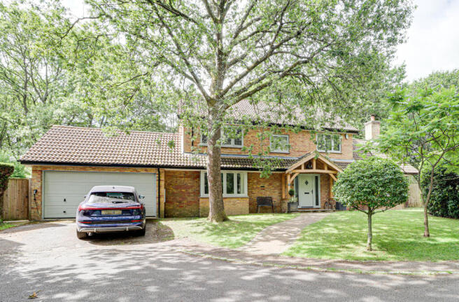 5 bed property, in Woodland Rise, £1,000,000