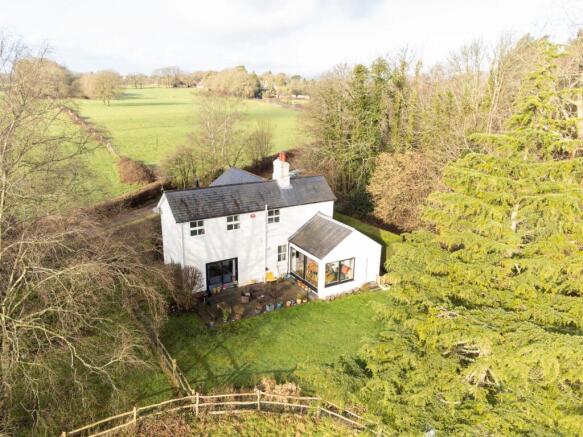 4 bed property, in Turners Hill Road, £750,000