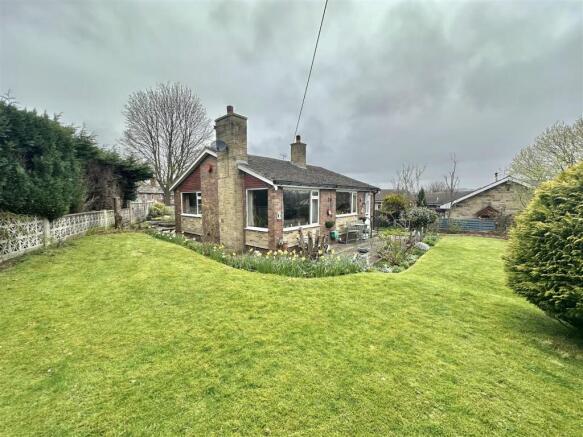 2 bed property, in Huddersfield Road, £250,000