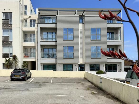 1 bed property, in Pentire Avenue, £230,000