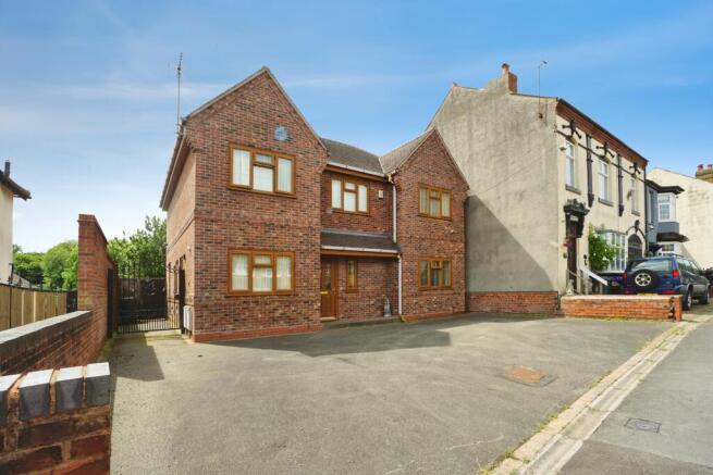 4 bed property, in Clifton Street, £450,000