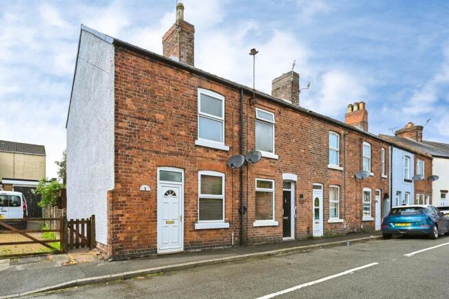 2 bed property, in Stewart Street, £70,000