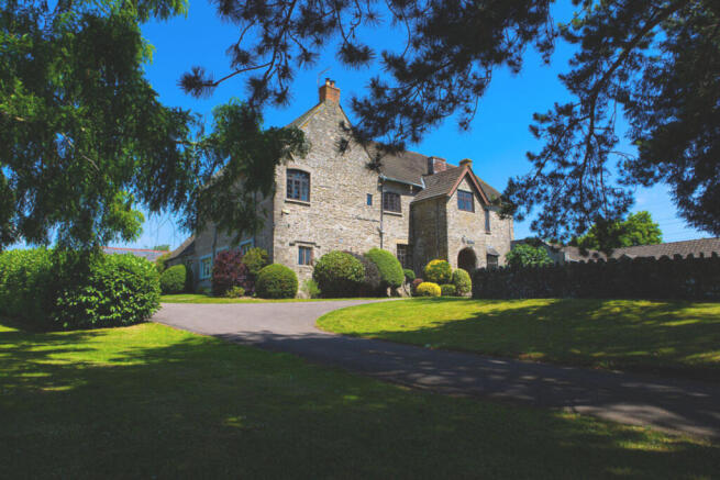 6 bed property, in Penpergwm, £1,200,000