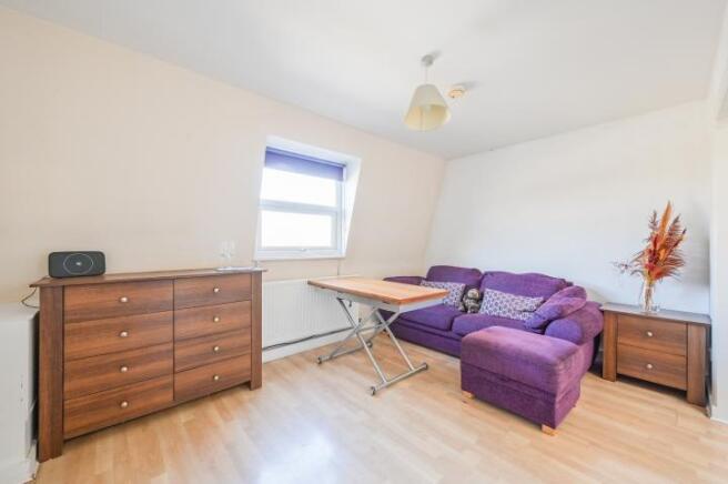 1 bed property, in Mile End Road, £225,000