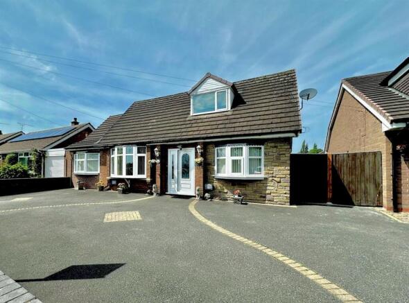 3 bed property, in Long Lane South, £325,000