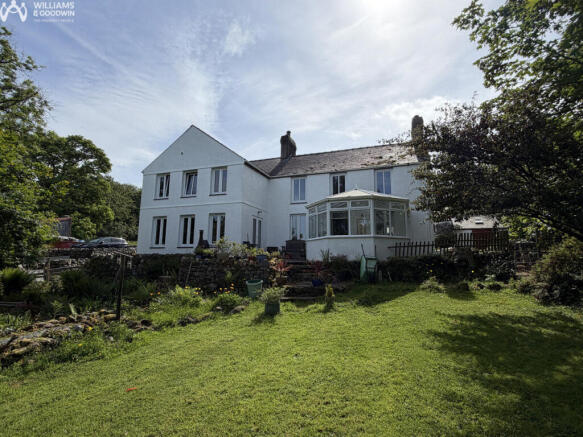4 bed property, in Off Ffordd Bryngwyn, £500,000