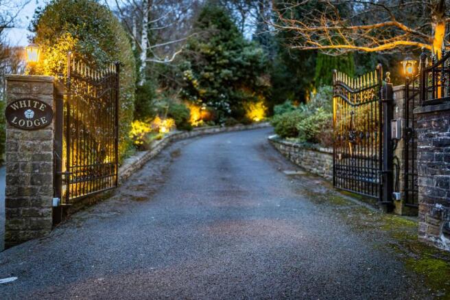 5 bed property, in Light Alders Lane, £1,100,000